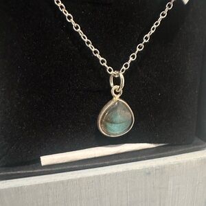 Chic Silver Necklace with Labradorite Pendant